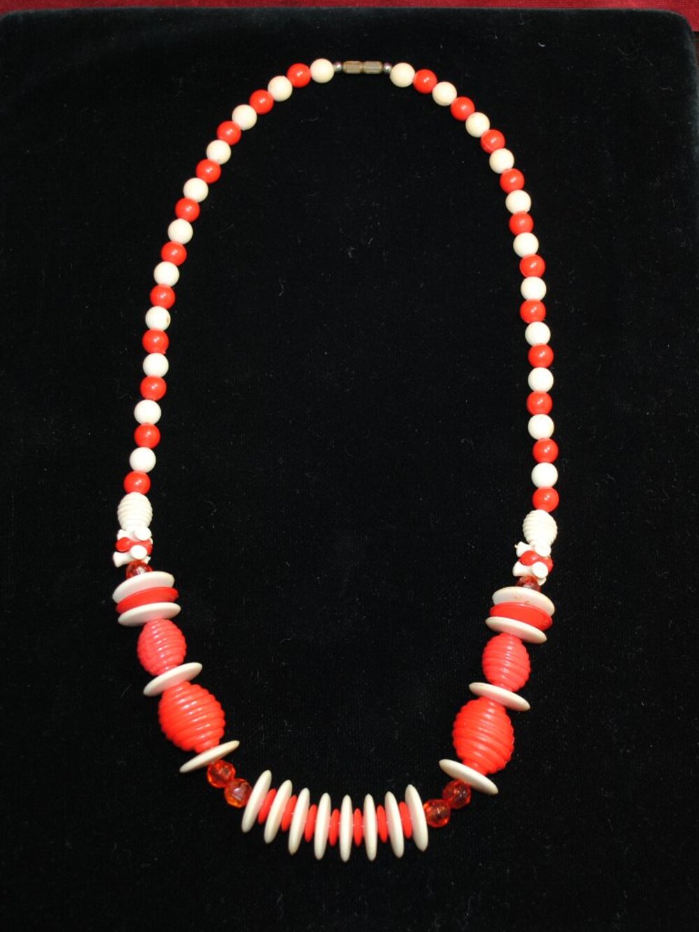 Vintage 1940s Red & White Molded Plastic Beaded Necklace